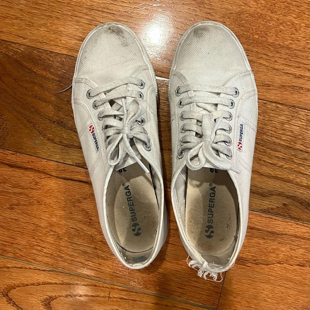 White platform supergas